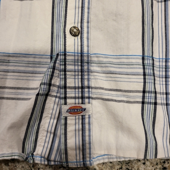 👕 Dickies Men’s Short-Sleeve Plaid Button-Up – Size L - Picture 2 of 5